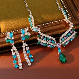 Exquisite vintage jewelry set featuring a green water-drop pendant and sparkling rhinestones