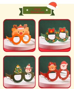 Vue détaillée de quatre lunettes de Noël avec motifs de renne, couronne et sapin