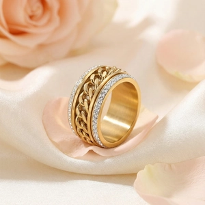 Bague rotative dorée avec double rangée de cristaux scintillants sur satin élégant