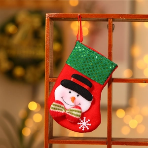 Détail de la botte de Noël rouge avec bonhomme de neige 3D, sequins verts et attache rouge