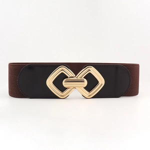 Détail de la boucle en métal doré sur une large ceinture élastique marron foncé