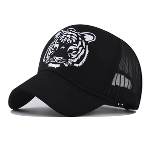 Détail de la casquette trucker noire avec imprimé tête de tigre blanc et filet respirant
