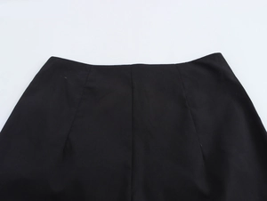 Detailaufnahme des Hosenbundes und der Abnäher an der schwarzen Damenhose im Tropenstil
