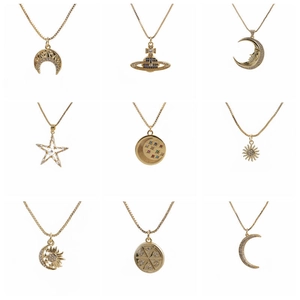 Collection de colliers soleil lune et étoiles dorés avec pendentifs et pierres