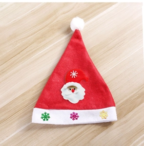 Gros plan d'un bonnet de Noël rouge en peluche avec motif Père Noël et flocons