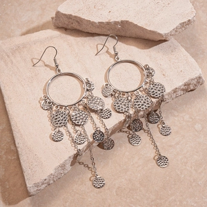 Boucles d'oreilles géométriques argentées avec pampilles sur un support en pierre