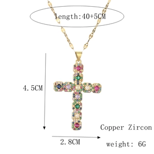 Dettaglio pendente a croce in zircone colorato 4,5x2,8 cm e catena in rame dorato