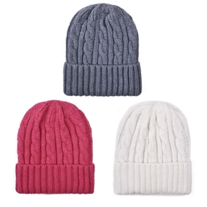 Drei stylische Damen-Strickmützen mit Zopfmuster in Grau, Rosa und Weiß