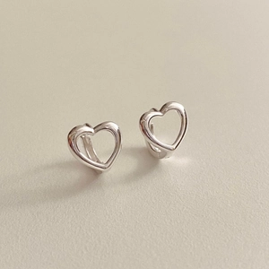 Gros plan détaillé de créoles en argent sterling S925 poli en forme de cœur évidé