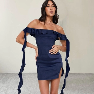Sexy abito in raso blu navy con spalle scoperte, balze e spacco laterale