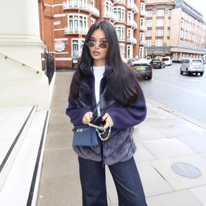 Veste patchwork tendance en fausse fourrure et tricot bleu marine dans la rue