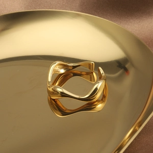 Minimalist S925 sterling silver open ring with gold wave design on metal tray