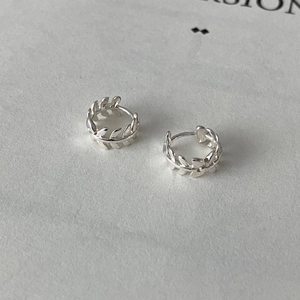 Détail de boucles d'oreilles créoles en argent 925 avec motif de feuille de laurier
