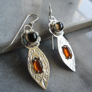 Orecchini vintage con volute in argento incise e pietre preziose color ambra arancio