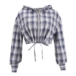 Detail van een blauw en grijs geblokte korte hoodie met trekkoord in de taille