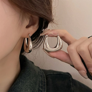 Boucles d'oreilles créoles en métal argenté poli en forme de U au design minimaliste