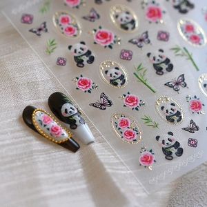 Reliefierte Nagelaufkleber mit Panda- und Rosenmotiven, 3D-Struktur und Goldakzenten
