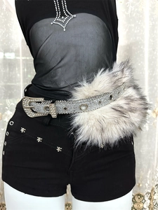 Ceinture scintillante en strass avec pendentif en fausse fourrure et boucle en métal