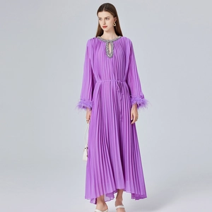 Robe longue plissée violette élégante avec col en strass et poignets en plumes sur gris