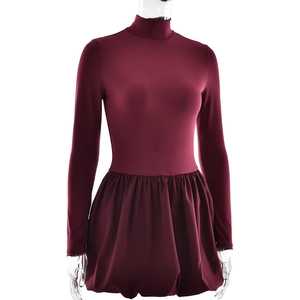 Dettaglio elegante vestito rosso vino a maniche lunghe con collo alto e gonna a pieghe