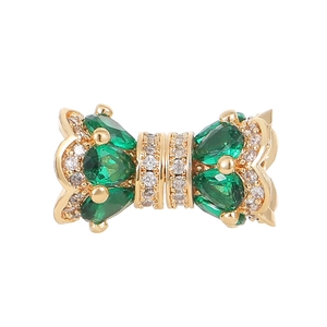 Ciondolo a fiocco in oro 14k con pietre preziose verde smeraldo e pavé di zirconi cubici