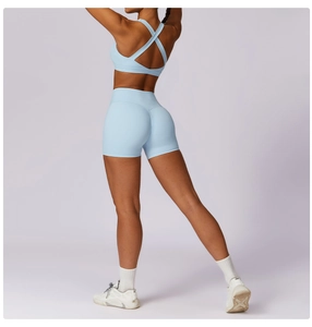 Dettaglio del reggiseno yoga con schiena incrociata e pantaloncini a vita alta
