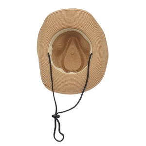 Dettaglio ravvicinato di un cappello di paglia marrone chiaro con cordoncino regolabile