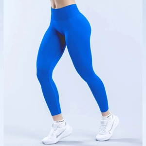Detail van koningsblauwe naadloze yoga-legging met hoge taille en compressieband