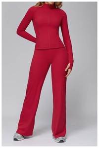 Détail du haut de yoga rouge zippé avec passe-pouces et pantalon de sport large