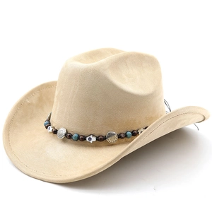 Détail du chapeau de cow-boy en daim beige avec ruban perlé bohème et breloques argentées