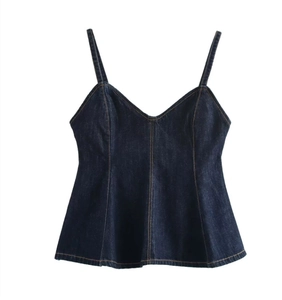 Detailansicht eines dunkelblauen Denim-Camisoles mit V-Ausschnitt und Schößchen-Saum