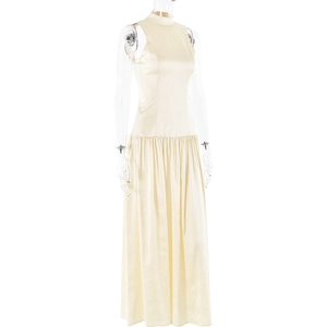 Détail d'une robe longue en satin beige montrant la taille froncée et le tissu brillant