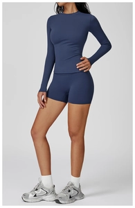 Vue détaillée d'un ensemble de yoga bleu foncé extensible avec haut à col rond et short
