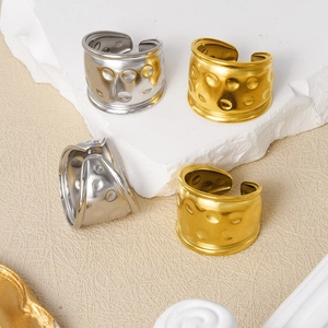 Détail de bagues ajustables en acier inoxydable 304 avec texture martelée or et argent
