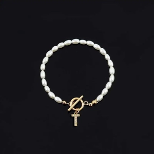 Fashionable white pearl bracelet with gold T-bar clasp and sparkling letter T charm