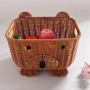 Dettaglio del cesto in rattan a forma di orso con trama intrecciata e frutta fresca