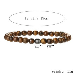 Détail du bracelet en perles d'oeil de tigre de 6mm, longueur 19cm avec charme en métal