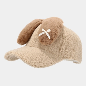 Détail de la casquette en peluche avec oreilles de lapin et un nœud en soie blanche