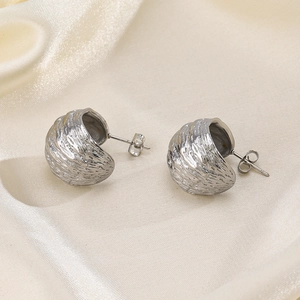 Boucles d'oreilles créoles C en acier inoxydable argenté avec texture irrégulière sur satin