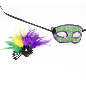 Masque de mascarade à paillettes vertes avec plumes colorées et fleur de gemme noire