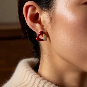 Boucles d'oreilles cœur rouge plaqué or 18 carats avec cristaux sur le modèle