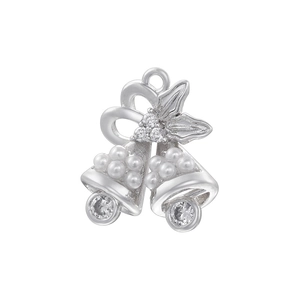 Détail du pendentif cloche de Noël argenté avec perles, cristaux et noeud de houx