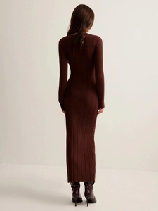 Vue détaillée du dos d'une robe en maille marron ajustée avec des côtes verticales