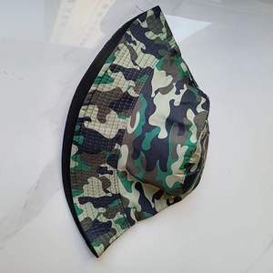 Dettaglio cappello alla pescatora mimetico jungle in tessuto misto cotone poliestere nero