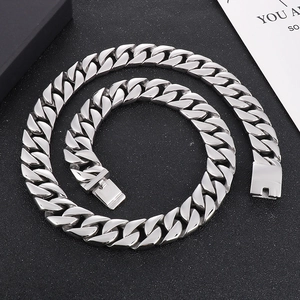 Collier maille gourmette argentée 20mm en acier inoxydable poli pour homme sur fond noir