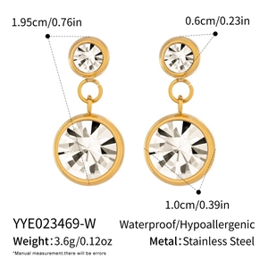Détail des boucles d'oreilles en acier inoxydable doré 18K avec cristaux clairs
