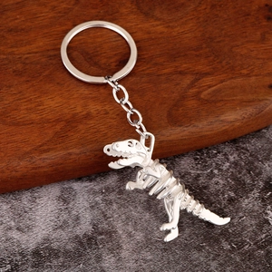 Detail eines T-Rex Dinosaurier Skelett Schlüsselanhängers aus poliertem Silbermetall
