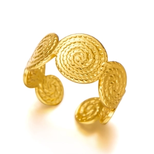 Unregelmäßiger geometrischer Edelstahlring mit Spiraltextur in goldener Ausführung
