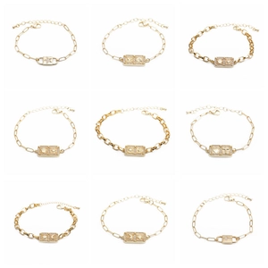 Detail von neun vergoldeten Armbändern mit Zirkonia und verschiedenen Himmelsmotiven