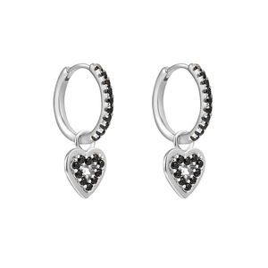 Détail de boucles d'oreilles créoles avec breloques cœur et pavage de zircons noirs micro